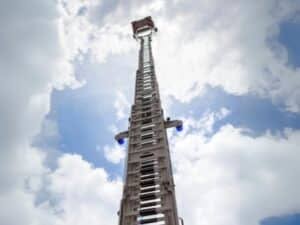 Autoscala per macerie estesa verso il cielo per lavori in quota.